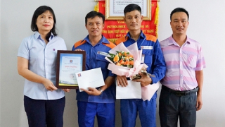 Khen thưởng nhân viên cây xăng cứu người mắc kẹt trong ôtô đang bốc cháy