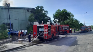 Cảnh sát phá dỡ mái tôn, dập tắt đám cháy kho lạnh trong khu công nghiệp