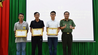 Công an tỉnh Bà Rịa - Vũng Tàu khen thưởng 3 quần chúng dũng cảm bắt cướp