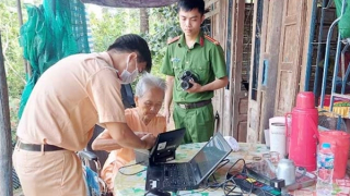 Công an Đồng Tháp đến nhà cấp CCCD cho hơn 1.000 cụ già, người bệnh