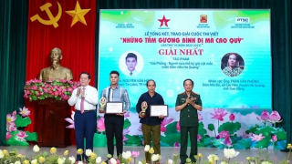 Trao giải Cuộc thi viết “Những tấm gương bình dị mà cao quý” lần thứ 14