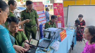 Tiểu thương phấn khởi khi được hướng dẫn cài đặt, kích hoạt tài khoản định danh điện tử