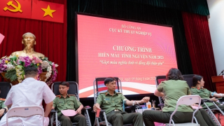 Cán bộ, chiến sĩ Cục Kỹ thuật nghiệp vụ tham gia chương trình hiến máu