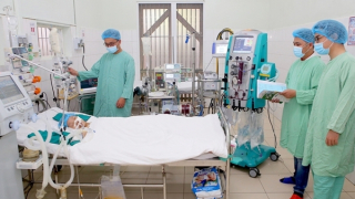 Bệnh nhi bị sốc tim may mắn được cứu thoát "cửa tử"