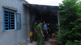 Ngủ dậy hốt hoảng phát hiện cha mẹ mình đã tử vong