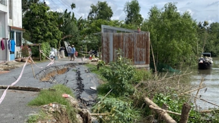 Sạt lở đường nông thôn ở Vĩnh Long, chia cắt 28 hộ dân