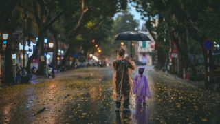 Miền Bắc nắng nóng, mưa to về chiều tối