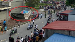 Tá hỏa phát hiện xác chết trong bao tải vứt trên vỉa hè
