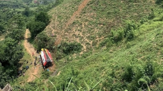 Va chạm với xe máy, xe khách lao xuống vực khiến 4 người bị thương