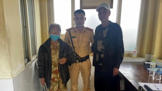 Cụ bà bị lẫn, đi lạc ở cầu Chương Dương được CSGT giúp đỡ, đưa về nhà
