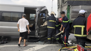 Cảnh sát cắt cabin xe khách cứu hai người bị mắc kẹt