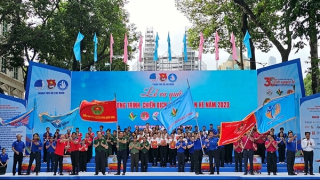 TP Hồ Chí Minh đồng loạt bóc gỡ quảng cáo rao vặt “đu bám” trên đường phố