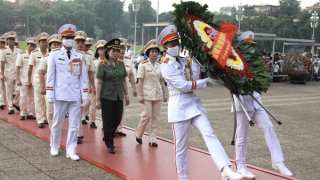 Đoàn đại biểu Công đoàn CAND báo công, vào Lăng viếng Bác