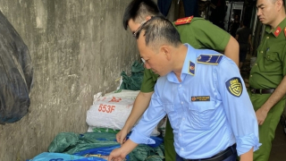 Phát hiện gần 1 tấn cánh gà đã biến đổi màu sắc, không rõ nguồn gốc