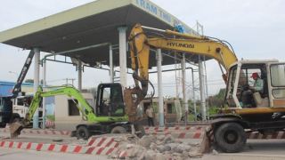 Tháo dỡ trạm thu phí BOT bỏ hoang sau khi có người bị tai nạn
