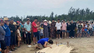 Ông dẫn các cháu đi tắm biển, 3 cháu bị đuối nước