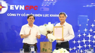 Chủ tịch UBND tỉnh trao thư khen cho người nhặt được tài sản gần 200 triệu đồng