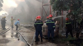Xưởng chứa viên nén gỗ bốc cháy vì nổ tủ điều khiển điện