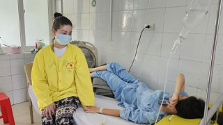 Bé gái 15 tuổi bị mẹ bạn hành hung phải nhập viện