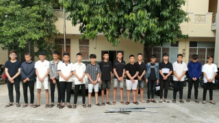 Hơn 30 thanh thiếu niên dùng chai xăng, hung khí đuổi đánh nhau trên đường phố