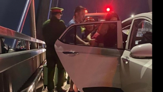 Cảnh sát tiếp cận, đưa người phụ nữ có ý định tự tử vào trong cầu an toàn