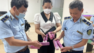 Khởi tố 2 bị can buôn bán hàng giả trên không gian mạng