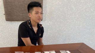 Thủ súng "phòng thân" để mua bán ma túy