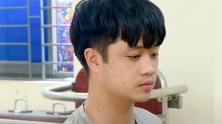 Dùng bình xịt hơi cay cướp tiệm vàng