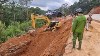 Sập taluy dự án mở rộng đèo Prenn Đà Lạt làm 2 người thương vong