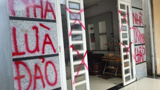 Nhóm người "lạ" xông vào nhà cắt khóa, xịt sơn