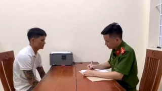 Đang ngồi uống nước, thanh niên bị côn đồ đánh nhập viện