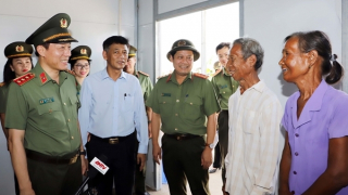 Bộ Công an trao kinh phí hỗ trợ xây dựng 1.200 căn nhà tặng các hộ nghèo ở Sóc Trăng
