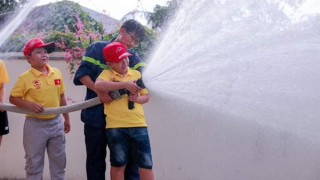 Hơn 360 học sinh tham gia “Trải nghiệm làm lính cứu hỏa”