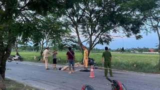 Lao xe máy vào cây ven đường, 2 anh em ruột tử vong