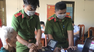 Công an Trà Vinh hoàn thành việc cấp Căn cước công dân gắn chip điện tử