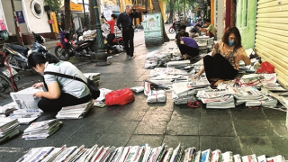 “Chợ báo giấy” buổi sớm - một nét văn hóa của người Hà Nội