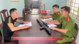 Tranh thủ già làng, người có uy tín phối hợp vận động, thu hồi vũ khí, vật liệu nổ