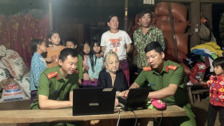 Bám bản vùng cao, quyết tâm về đích cấp căn cước công dân