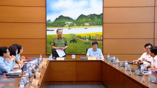 Lực lượng bảo vệ ANTT ở cơ sở tham gia hướng dẫn, giúp đỡ người dân không vi phạm pháp luật