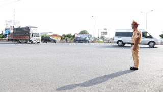 CSGT Hà Nam căng mình bảo đảm ATGT giữa nắng nóng