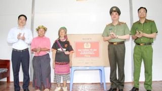 Trao quà của Bộ trưởng Tô Lâm đến gia đình đôi vợ chồng người Mông hơn 100 tuổi