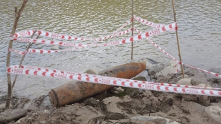 Khe suối khô cạn, phát lộ quả bom nặng 227 kg