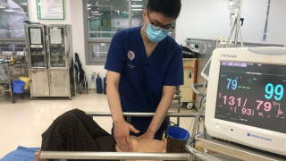 Thủng tá tràng vì uống nhầm vỏ thuốc