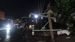 Xe khách mất lái tông gãy trụ điện trong đêm