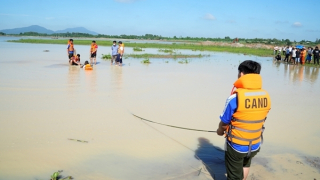 Ba cha con đi bắt ốc bị đuối nước thương tâm