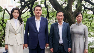 Chủ tịch nước Võ Văn Thưởng và Tổng thống Hàn Quốc Yoon Suk Yeol dạo bộ hồ Hoàn Kiếm