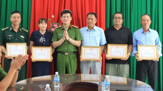 Khen thưởng các tập thể, cá nhân hỗ trợ Công an truy bắt hung thủ sát hại 3 người ở Khánh Hòa