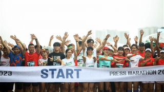 500 nhà báo chinh phục giải chạy Press Marathon 2023 dưới cơn mưa lớn
