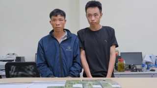 Đêm khuya, rủ nhau ôm 10 bánh heroin qua biên giới