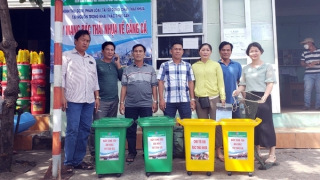 Hàng loạt rác thải nhựa từ tàu cá xả xuống biển